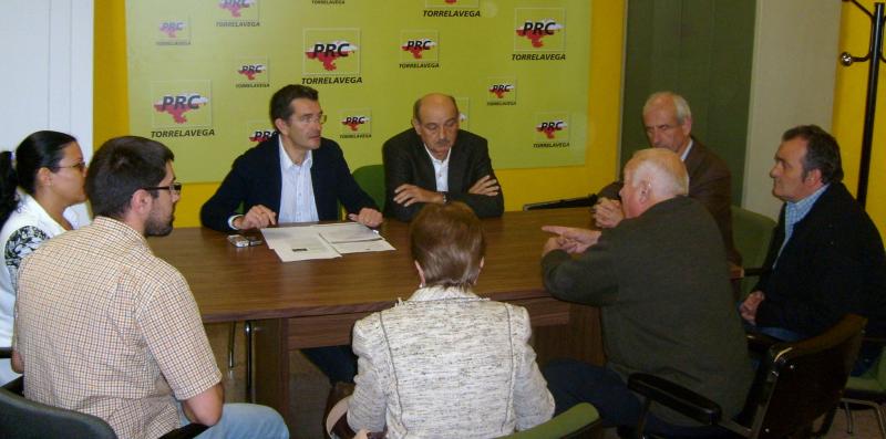 Reuni?n con los vecinos de La Hilera celebrada el pasado mes de noviembre con la presencia de P. Noriega y Jos? M. Maz?n