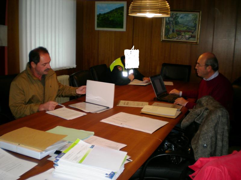 Concejales de la oposici?n revisan expedientes vigilados por Polic?a Local
