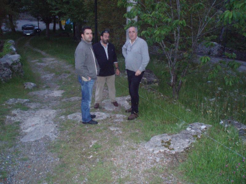 EL alcalde junto con el concejal de obras y el arquitecto en la zona de la obra