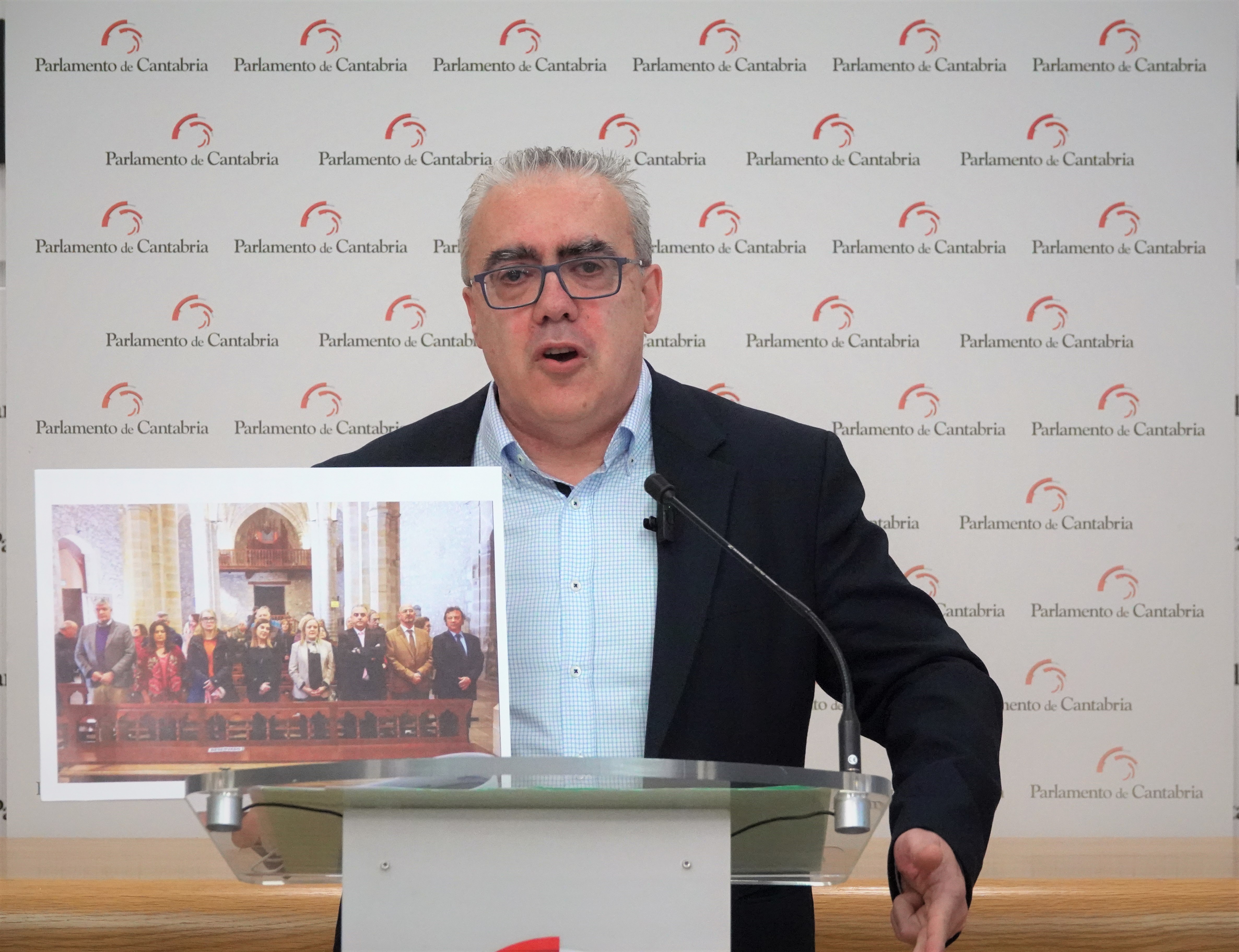 Pedro Hernando muestra la foto del Gobierno en Santo Toribio que resume su gestión del Año Jubilar