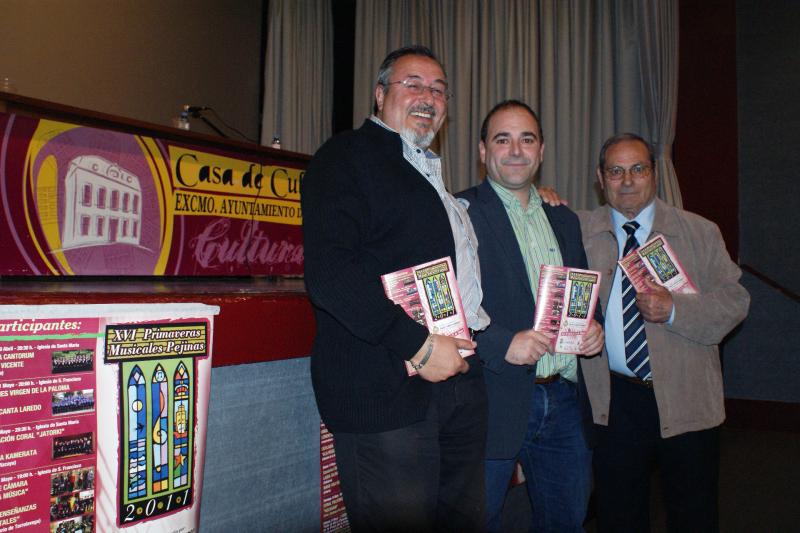 Pedro Diego Hoyo flanqueado por el director y presidente de Canta Laredo, Jes? Manuel Piedra y Manuel Camino, respectivamente
