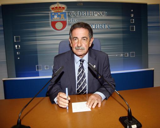Miguel ?ngel Revilla en un momento de su comparecencia ante los medios de comunicaci?n.