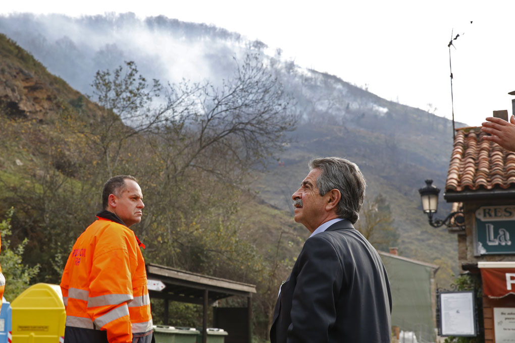 El presidente de Cantabria, Miguel Ángel Revilla, durante su visita ayer a Bárcena Mayor. (foto: José Cavia)