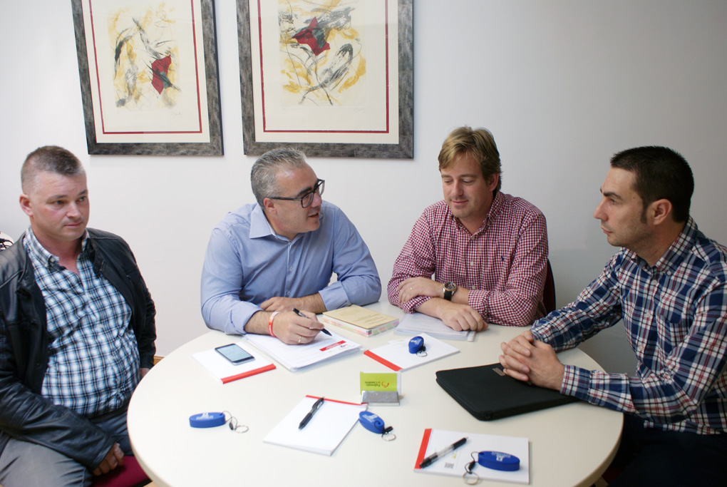 Pedro Hernando y Pablo Diestro durante la reunión con los representantes de la Federación Cántabra del Taxi.