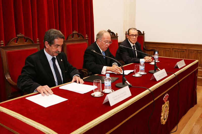 Revilla imparte su conferencia en la Real Academia de Ciencias Morales y Pol?ticas