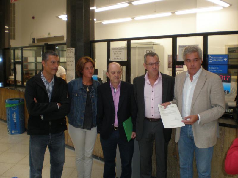 José Mª Fuentes-Pila junto a representantes de los comerciantes de Santander