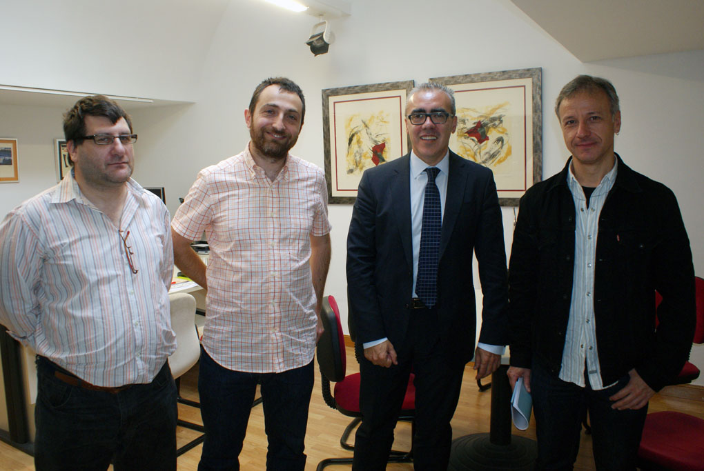 El portavoz del PRC; Pedro Hernando, segundo por la derecha, junto a los representantes de ADIC.