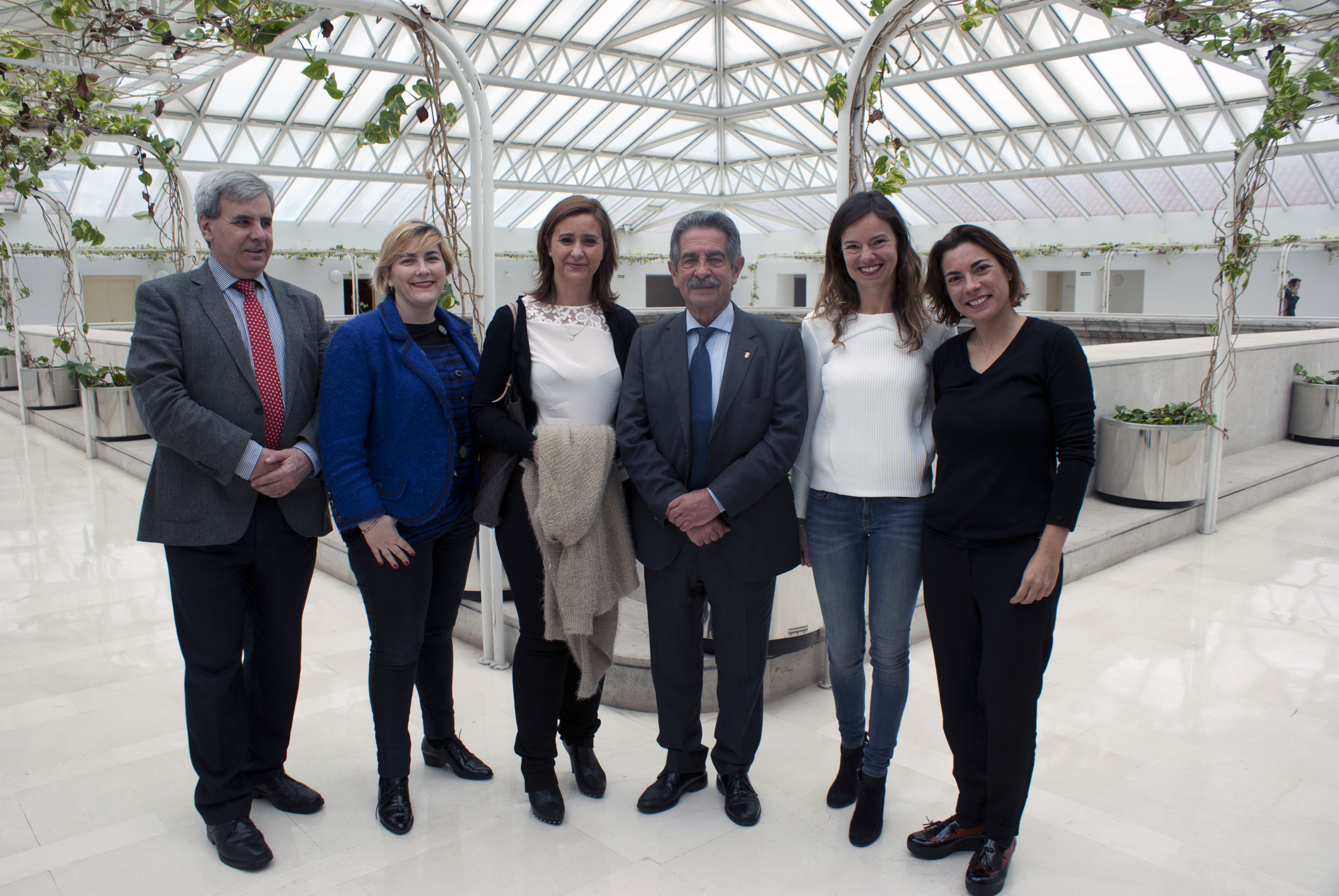 Miguel Ángel Revilla y Rafael de la Sierra junto a la presidenta y vocales de AMEC