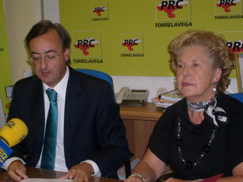 Garc?a Carmona y Manuela Ruiz en la rueda de prensa
