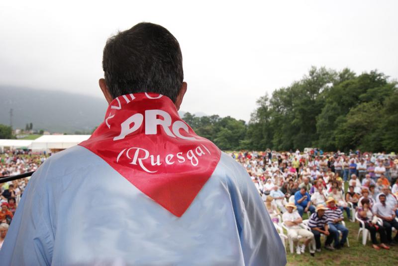 Revilla se dirige a miles de personas que acudieron a Ogarrio para oir su intervenci?n en la Fiesta Regionalista