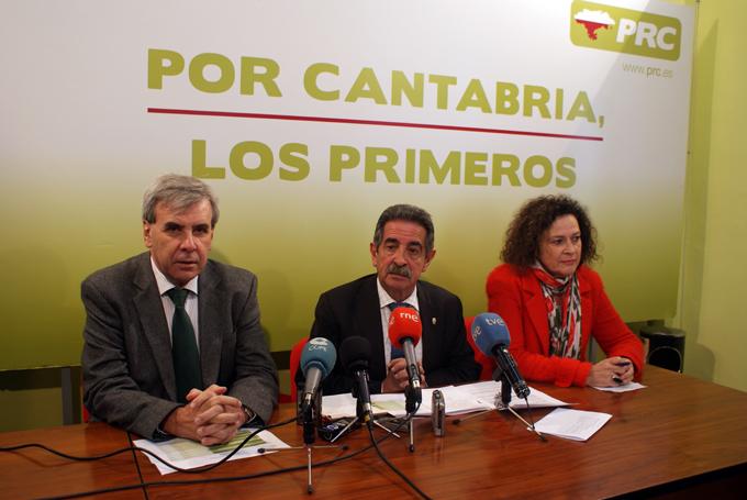 Miguel ?ngel Revilla, flanqueado por Rafael de la Sierra y Teresa Noceda