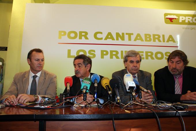 Revilla y De la Sierra, en el centro, han comparecido acompa?ados por el secretario de Pol?tica Municipal, Fernando Fern?ndez, y el secretario de Coordinaci?n Institucional, Guillermo Blanco