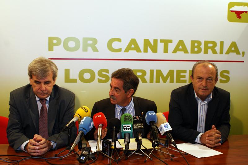 Revilla, escoltado por De la Sierra y Marcano, durante la rueda de prensa de esta ma?ana