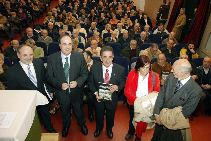 Revilla porta el nuevo libro de Jos? Ram?n Saiz, en presencia del propio escritor y de otras autoridades presentes en el acto  