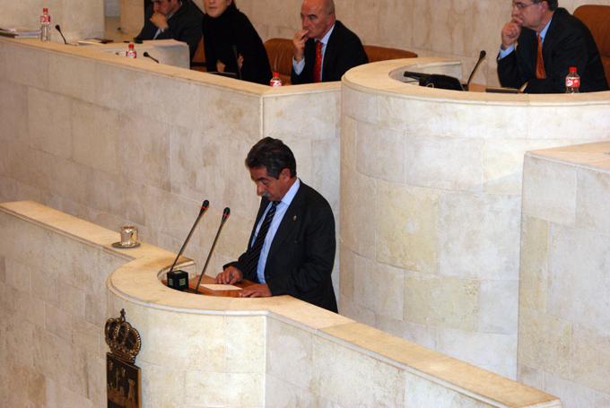Miguel ?ngel Revilla durante su intervenci?n en el Pleno