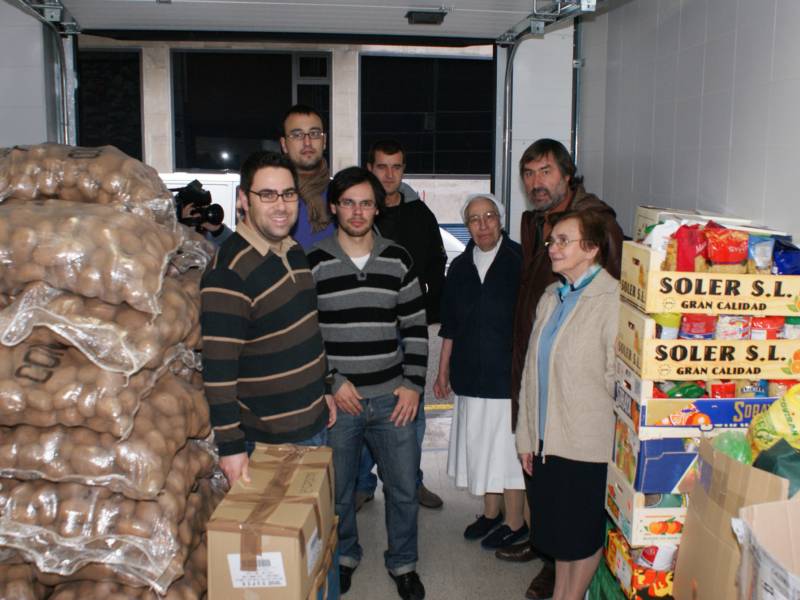 Ulises D?az y Fernando Fernandez junto a sor Mar?a Dolores, otra religiosa y j?venes regionalistas, tras la entrega de los alimentos