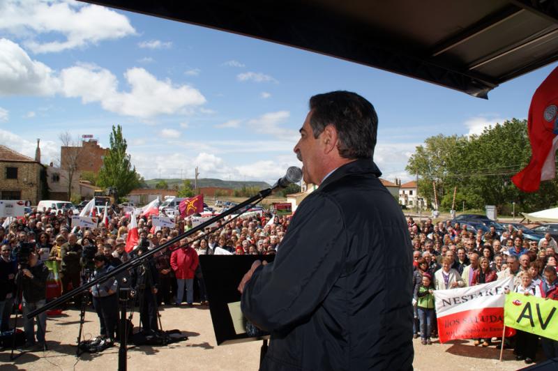 El presidente c?ntabro asegura que el AVE "no es un tren, sino el tren con may?sculas"