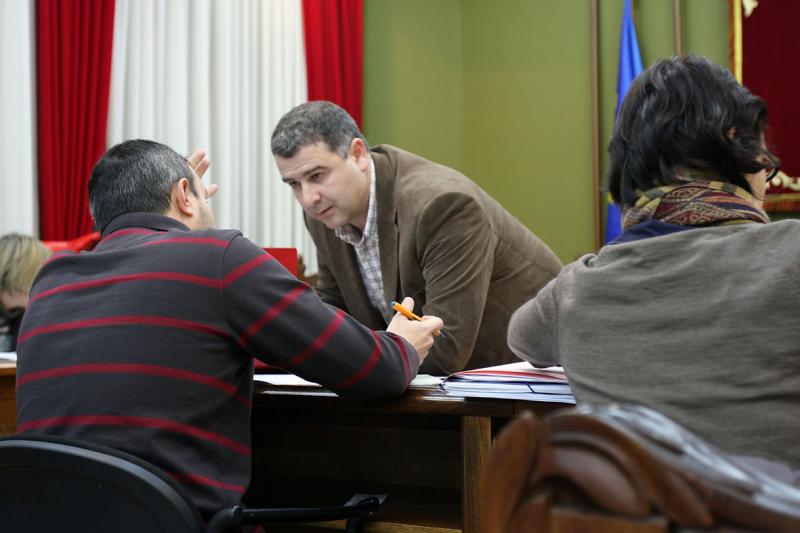 Antonio P?rez consultando a los t?cnicos antes del pleno