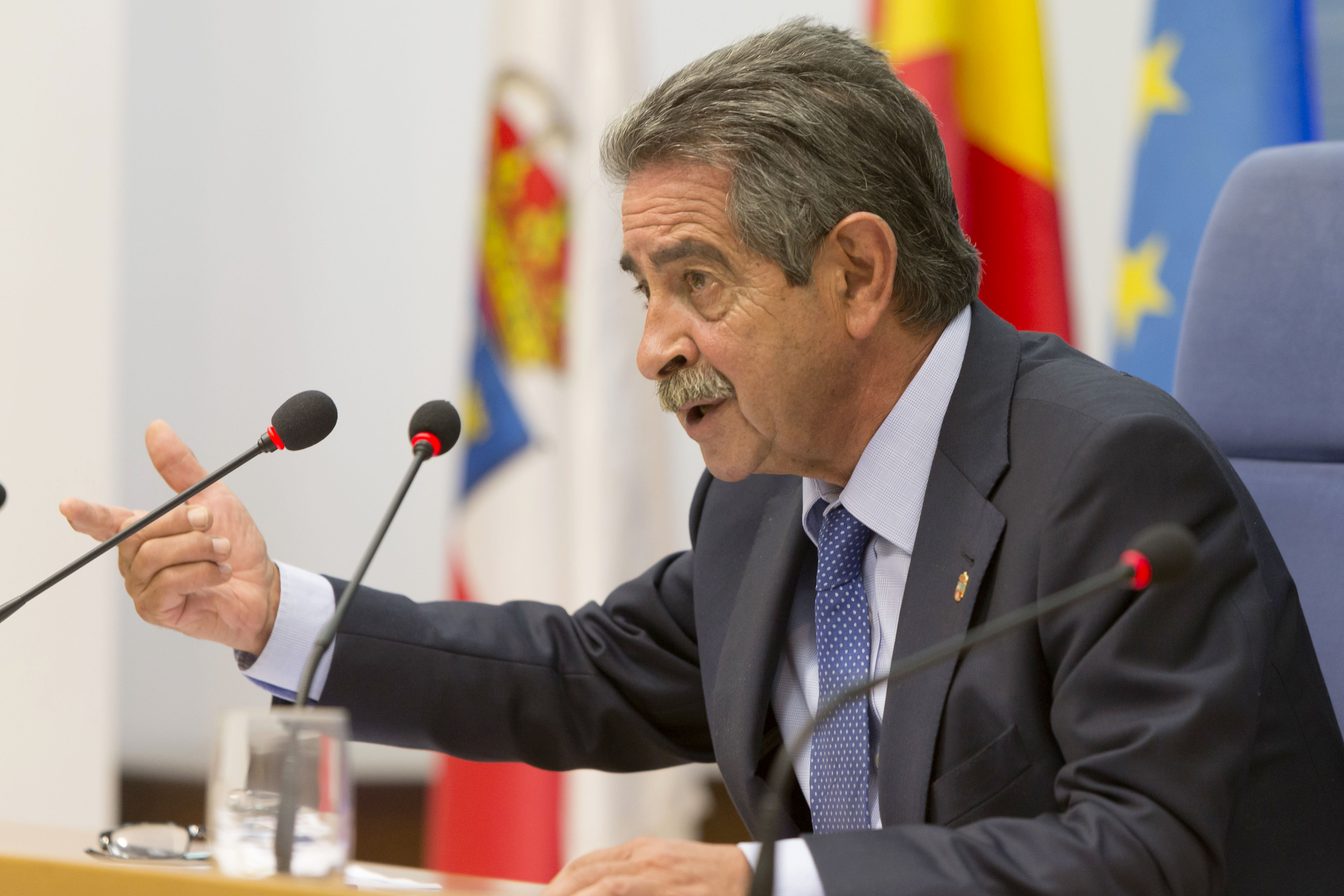 Miguel Ángel Revilla durante una comparecencia pública. (Foto: Miguel López)