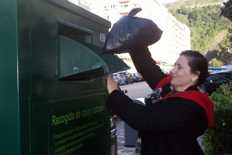 Pilar Santisteban deposita una bolsa con ropa en uno de los contenedores