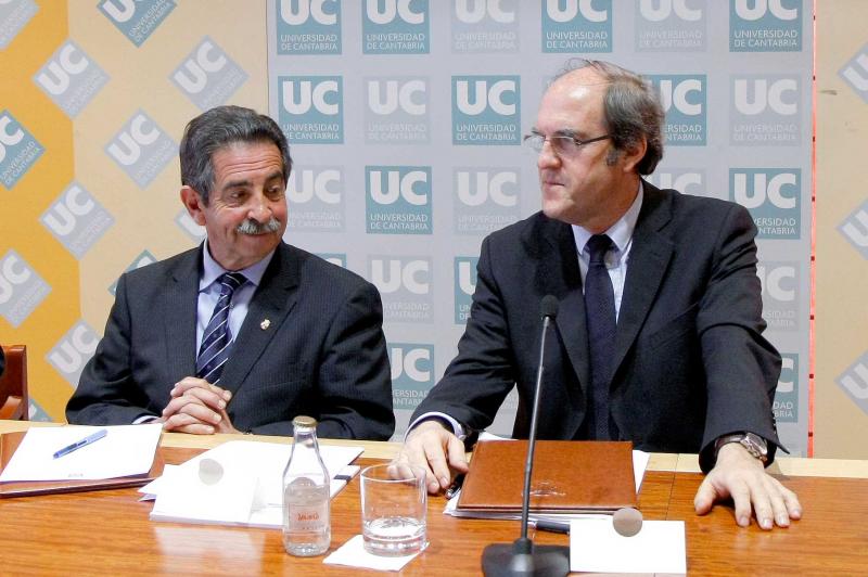 Revilla firma el acuerdo con el ministro de Educaci?n 