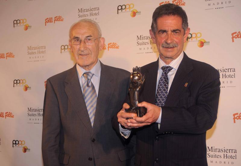 Miguel ?ngel Revilla tras recoger el Premio Naranja Especial