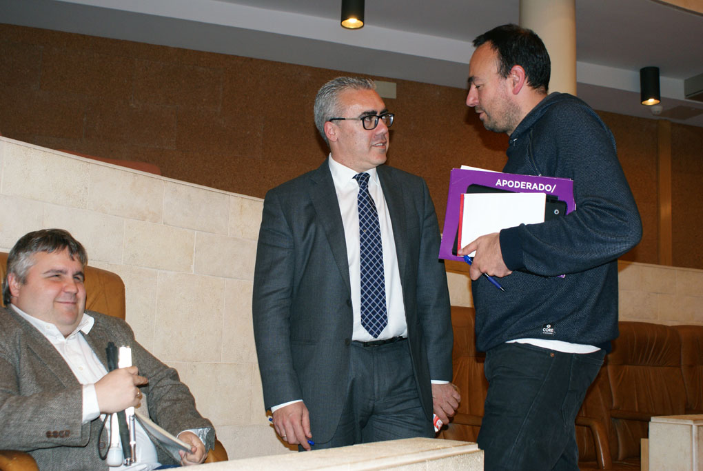 Pedro Hernando, en el centro, conversa con José Ramón Blanco y Alberto Bolado.