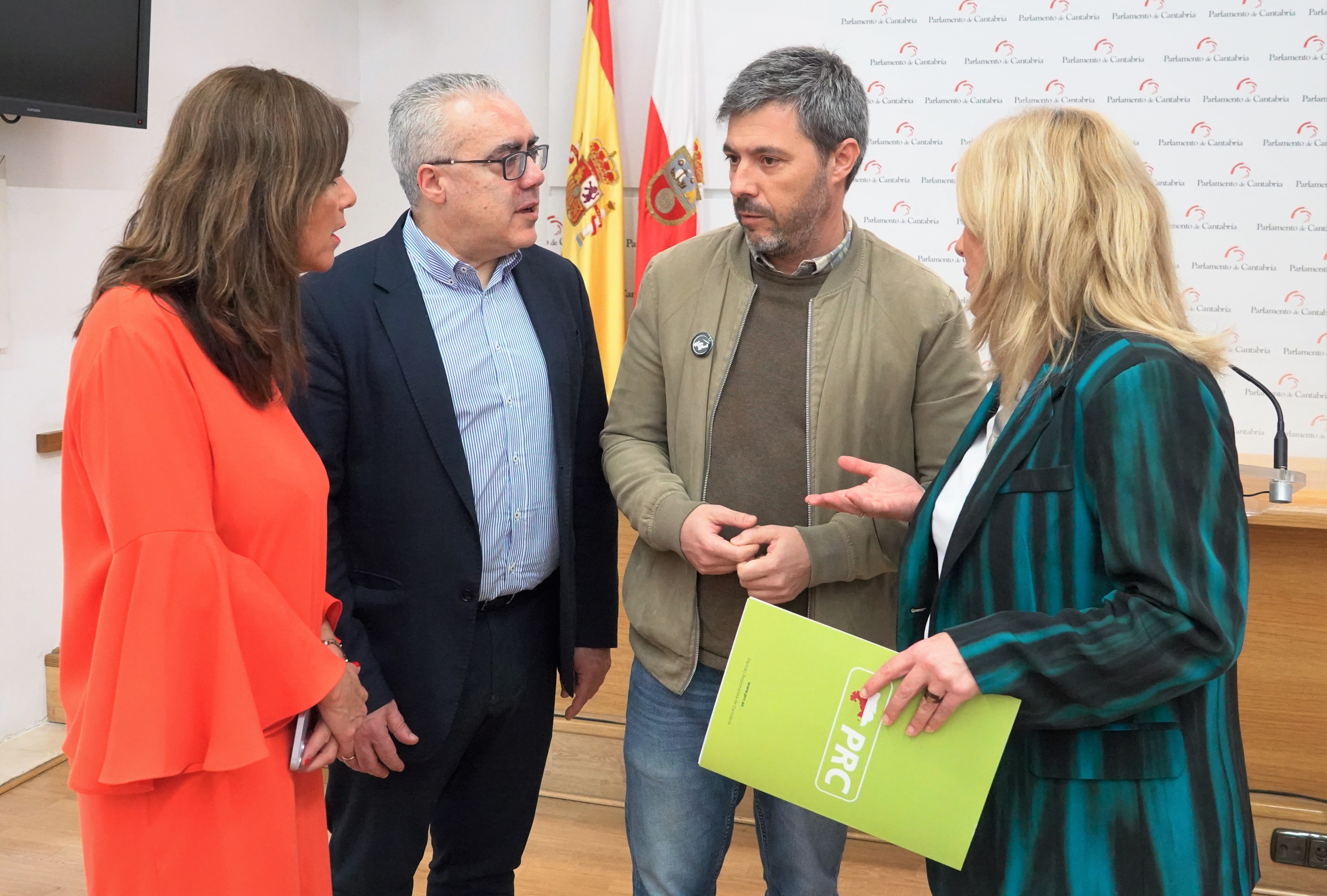 Las diputadas Rosa Díaz, Paula Fernández y Pedro Hernando con el representante de la plataforma JUSAPOL 