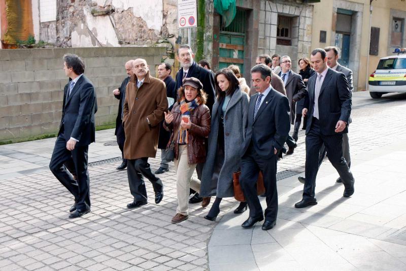 El Presidente y la ministra de Vivienda, durante su recorrido por las calles del Cabildo