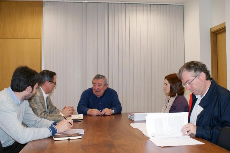 El alcalde de Laredo, Santos Fern?ndez Revolvo, durante la reuni?n con el equipo redactor del Plan General de Ordenaci?n Urbana