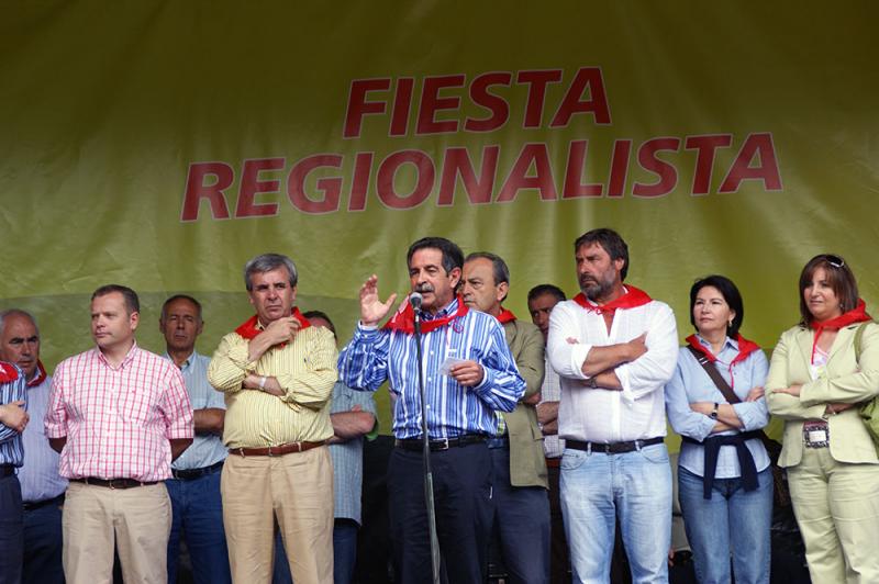 Dirigentes del PRC en una de las fiestas organizadas por los regionalistas