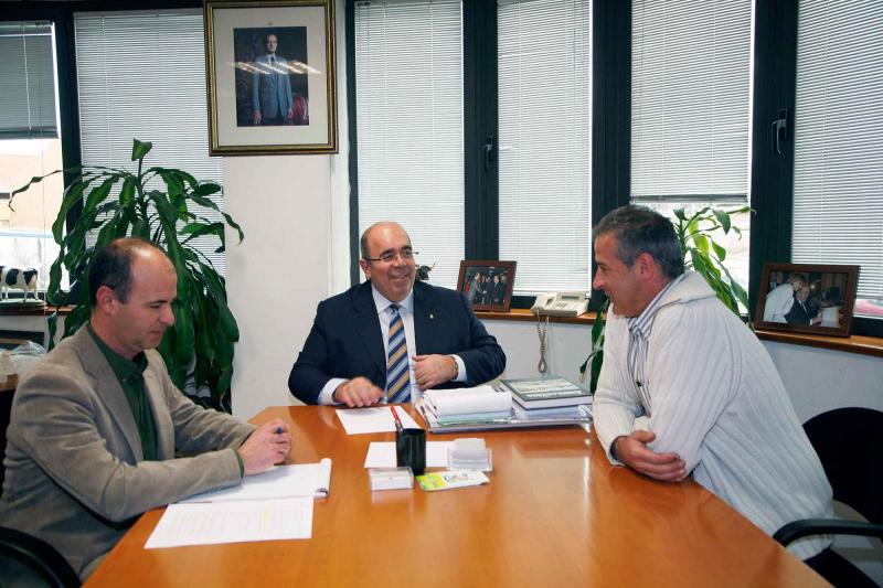 Un momento de la reuni?n celebrada esta ma?ana en el despacho del consejero de Desarrollo Rural  