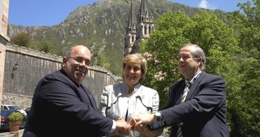 Jes?s Oria, Mar?a Jes?s Ruiz y Francisco Gonz?lez Buend?a sellan el acuerdo en Covadonga