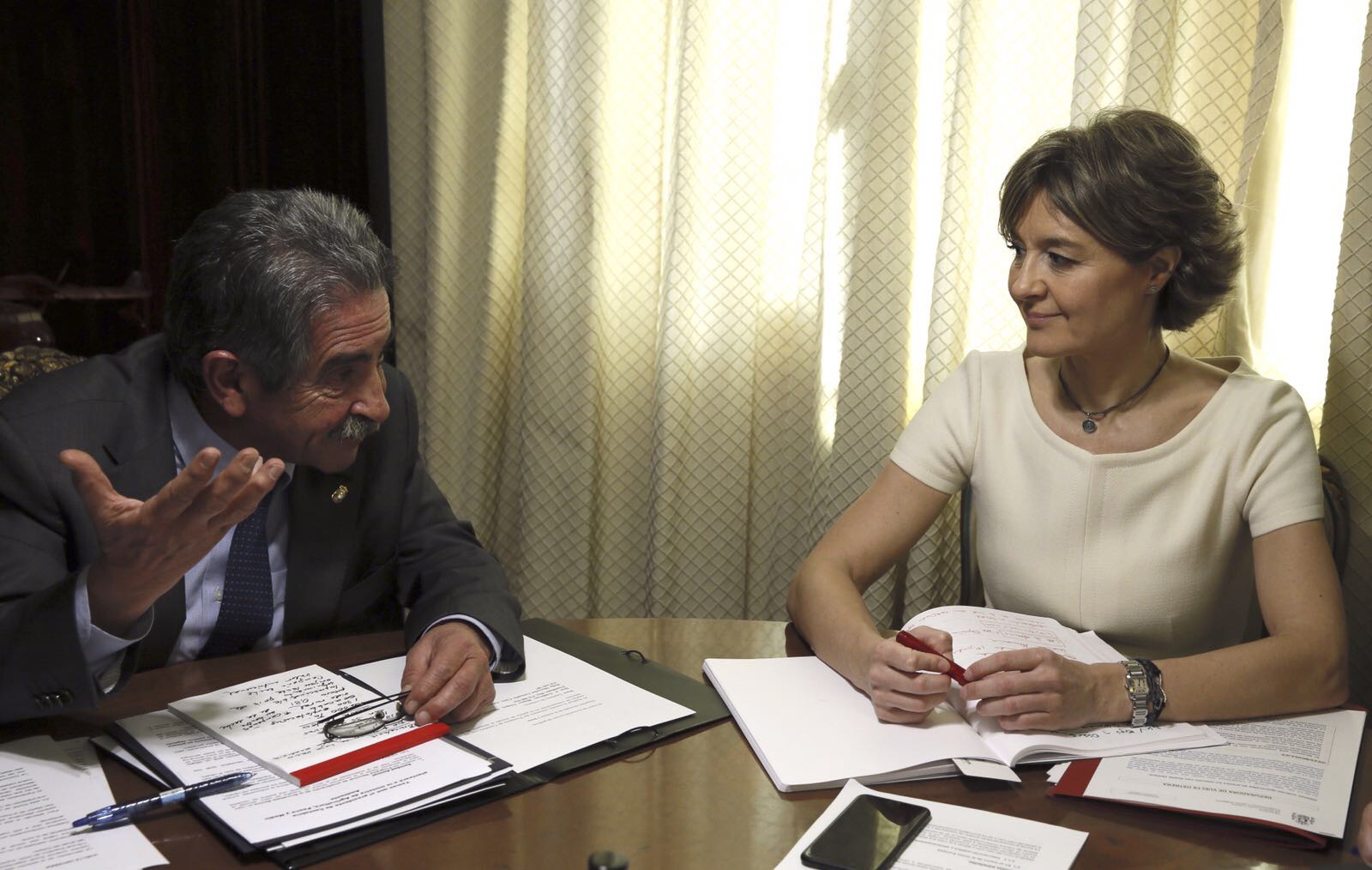 Miguel Ángel Revilla durante la reunión con la ministra de Agricultura, Pesca y Medio Ambiente, Isabel Tejerina. (Foto: Efe). 