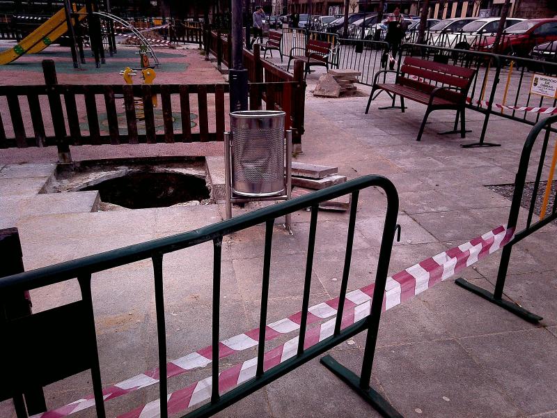 Detalle de la obra con cerrados defectuosos y uno de los fosos sin cubrir