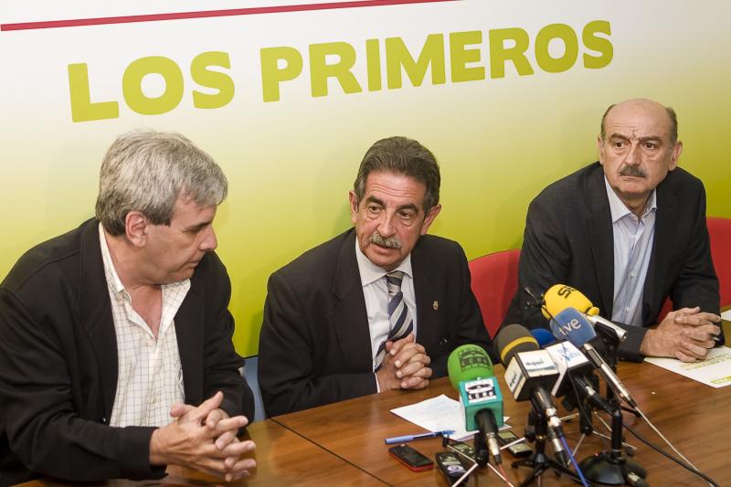 Revilla en su comparecencia ante los medios de comunicaci?n junto a Rafael de la Sierra y Jos? Mar?a Maz?n.