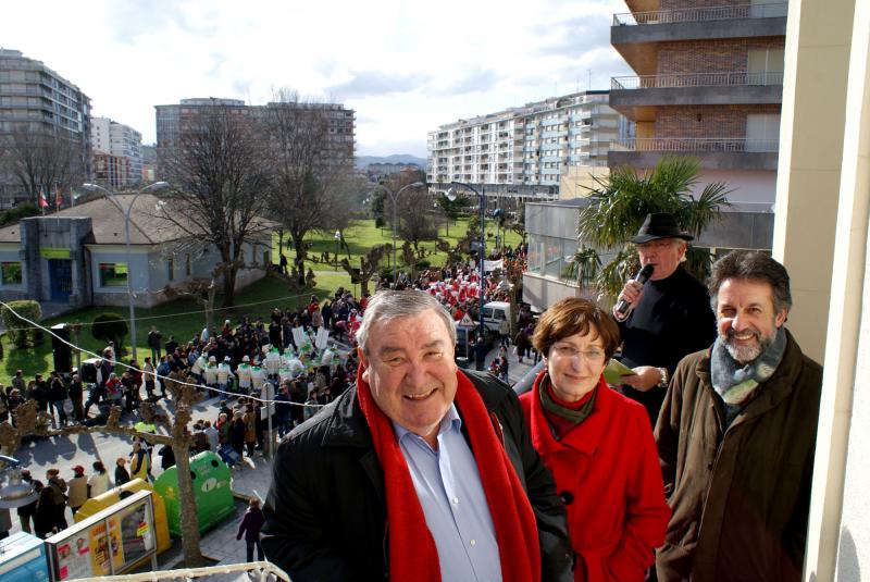 Santos Fern?ndez Revolvo siguiendo el carnaval desde la balconada de la Casa de Cultura