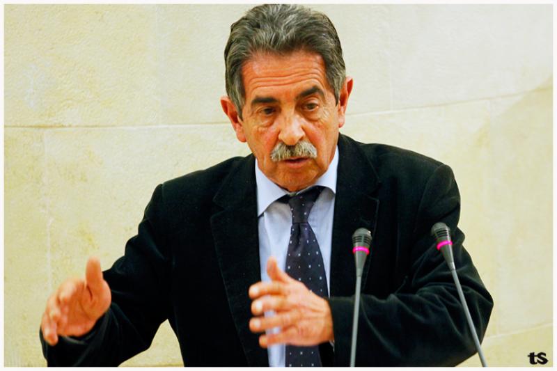 Miguel ?ngel Revilla en el Pleno del Parlamento (Foto: TOM?S BLANCO)
