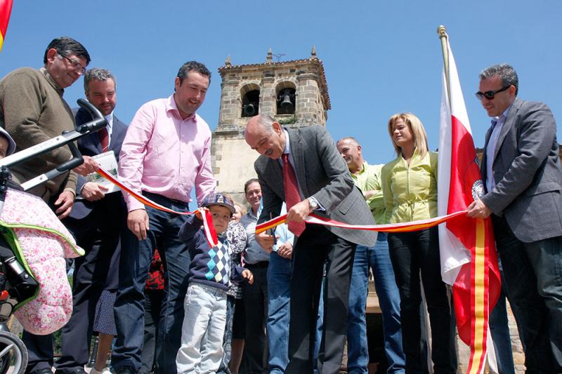 Maz?n corta la cinta inaugural