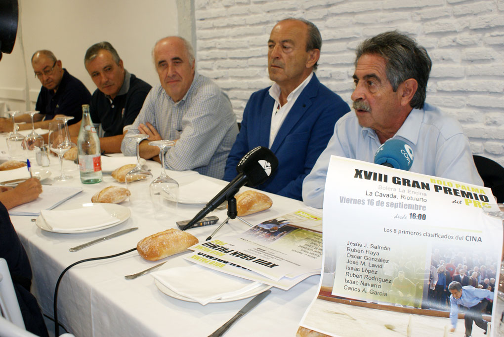 El secretario general y presidente de Cantabria, Miguel Ángel Revilla, a la derecha, durante la presentación del XVIII Premio Bolos PRC.