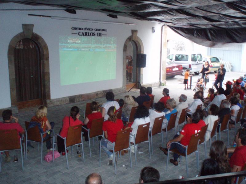 Aficionados viendo el partido