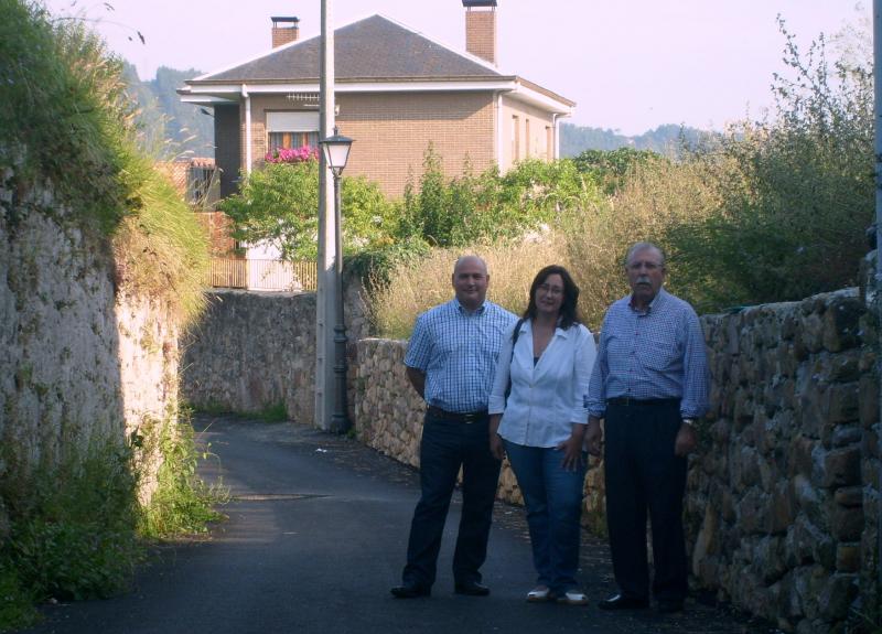 Higinio Ter?n, Gema Abad y Francisco Garc?a visitan el  nuevo alumbrado en la Calle Alta y el barrio Herrera