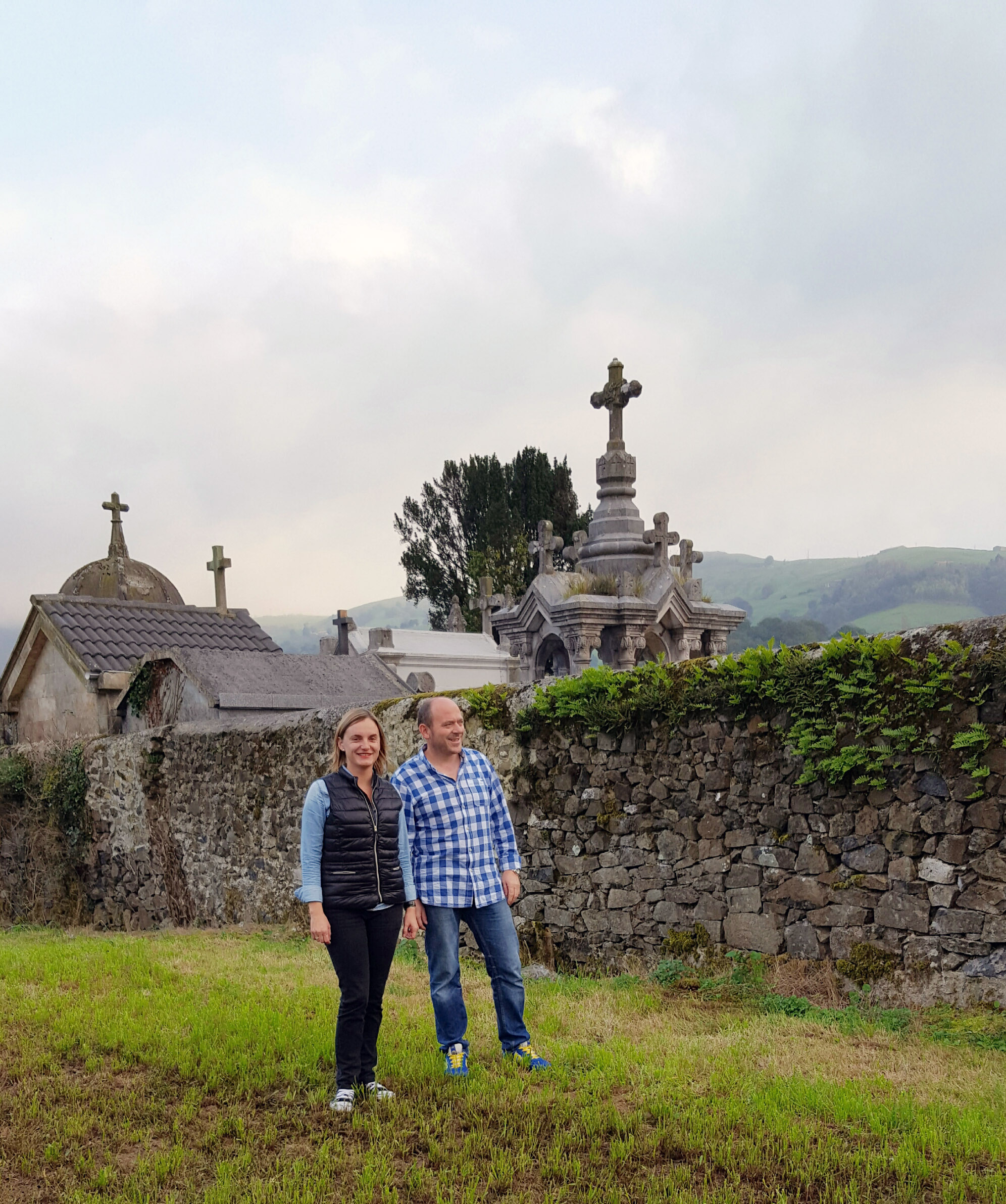 Ana Obregón y Ángel Cobo en el exterior del cementerio de Esles.