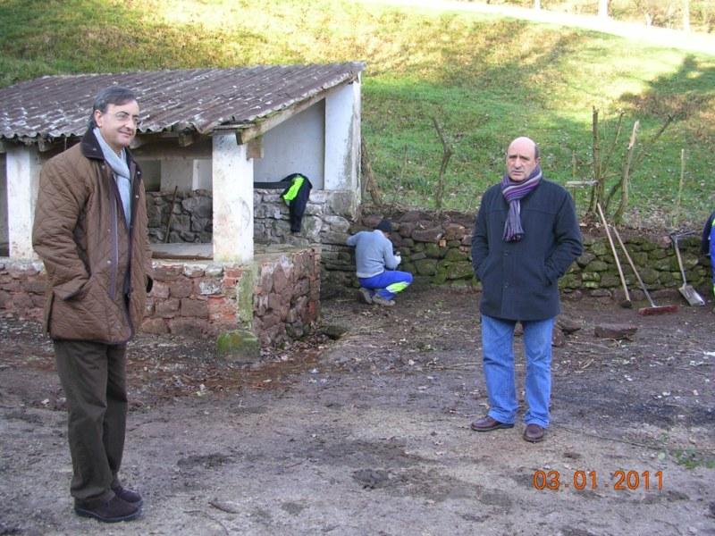 G. Carmona y J. Pozueta visitan el lavadero
