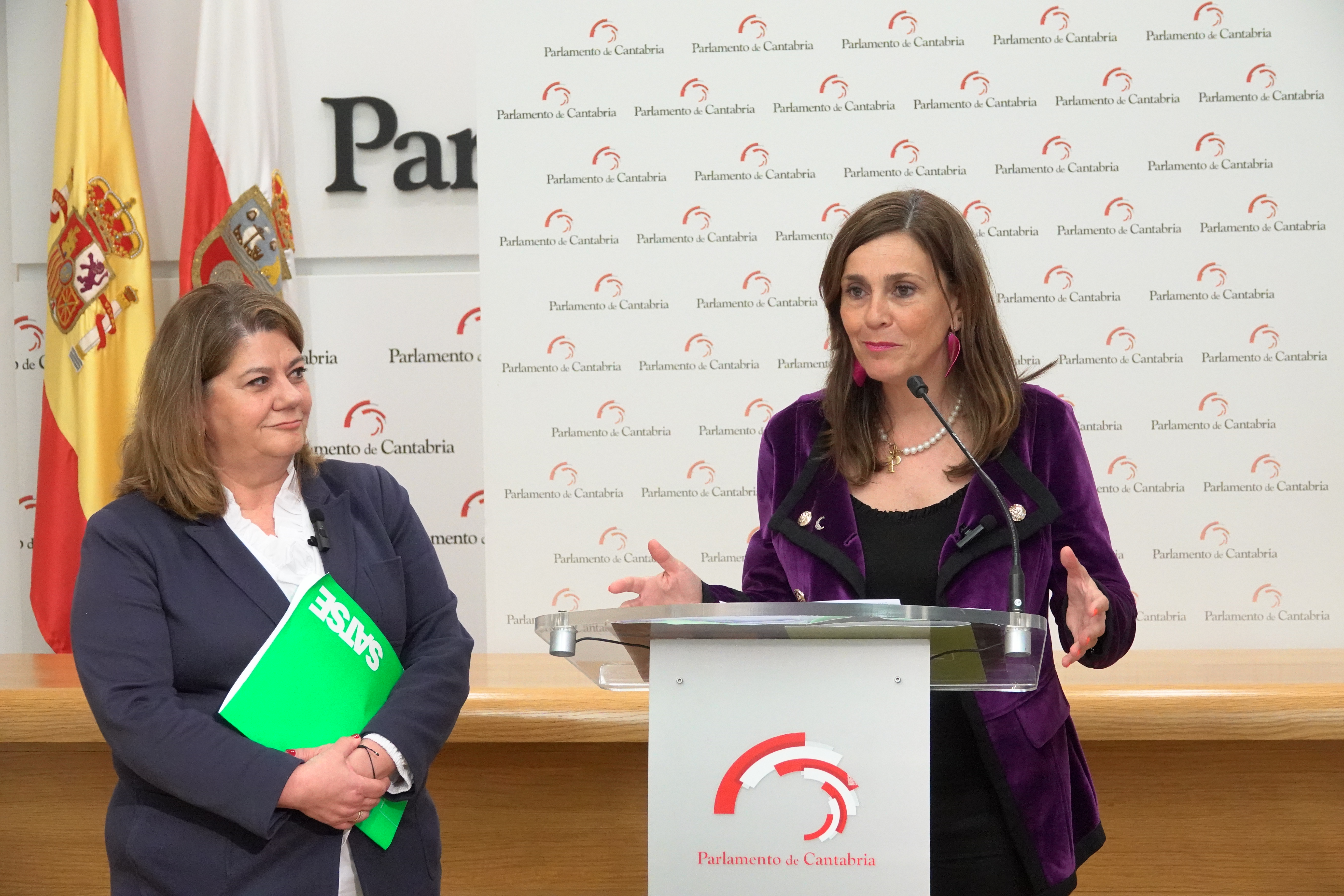 Paula Fernández y Ana Isabel Samperio durante su comparecencia de hoy en el Parlamento