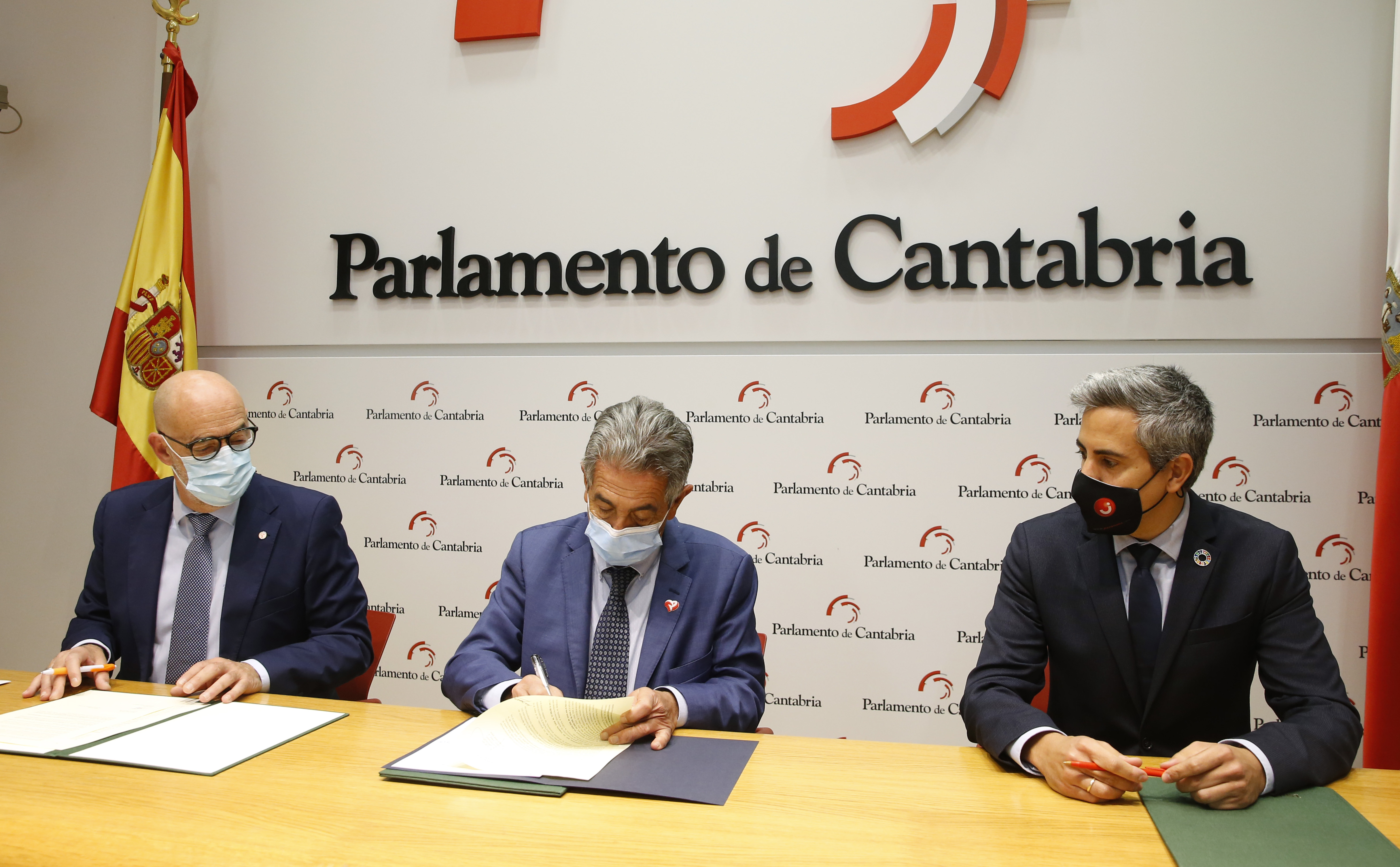 De izquierda a derecha, Félix Álvarez, Miguel Ángel Revilla y Pablo Zuloaga. (Foto: Lara Revilla)