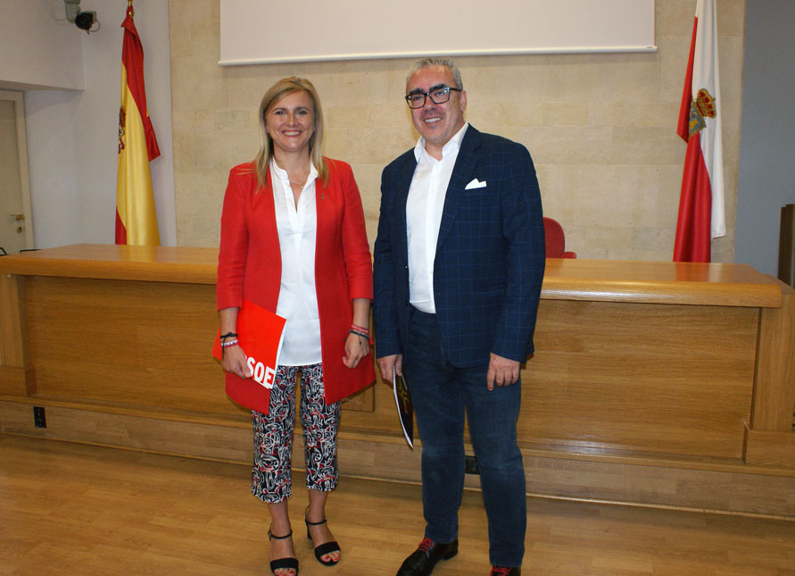 Pedro Hernando, portavoz Grupo Parlamentario Regionalista, junto a la portavoz socialista, Noelia Cobo.