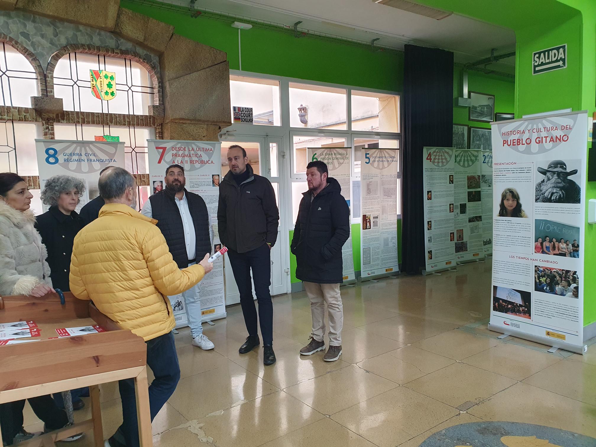 López Estrada inaugura la exposición 'Historia y Cultura del Pueblo Gitano'