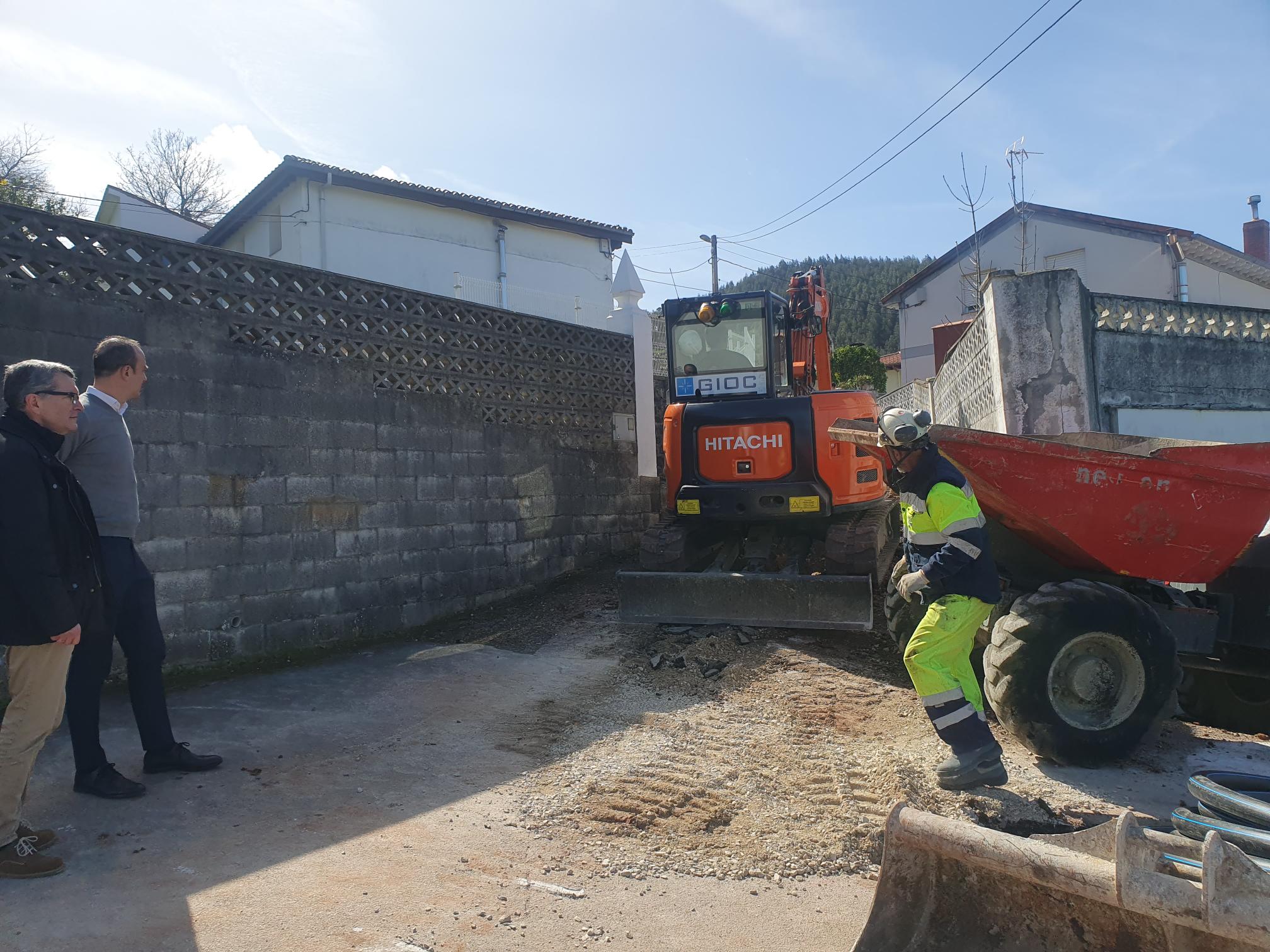 Torrelavega renueva la red municipal de abastecimiento de agua en el barrio de Radillo, en Viérnoles