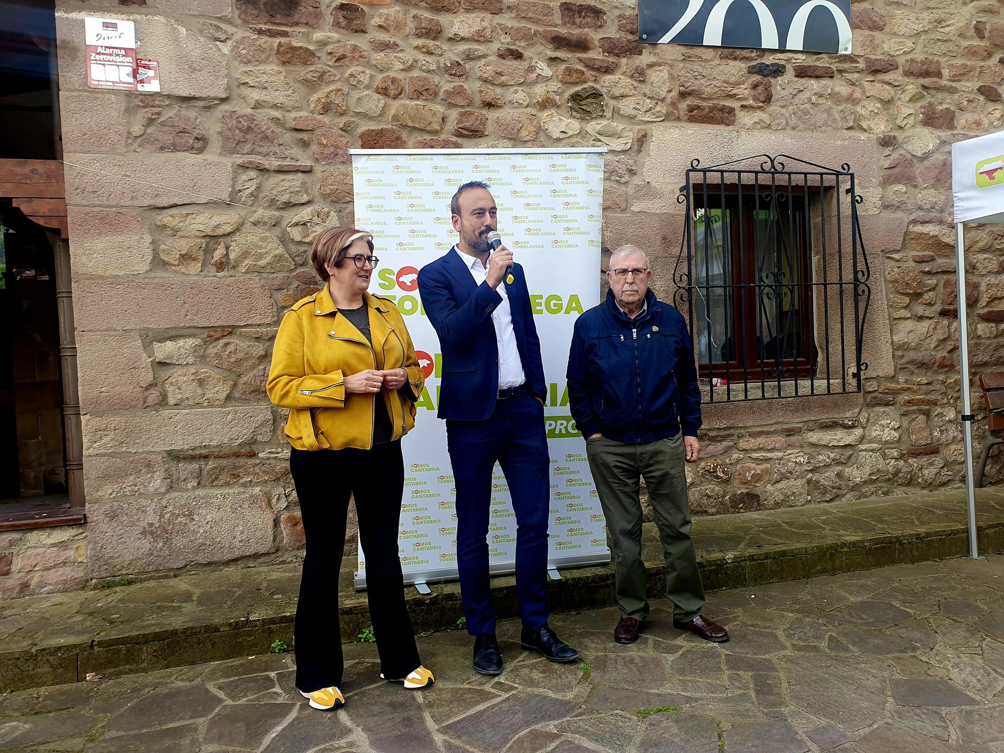 López Estrada presenta a la candidata regionalista a la pedania de Viérnoles, Mercedes Castañeda